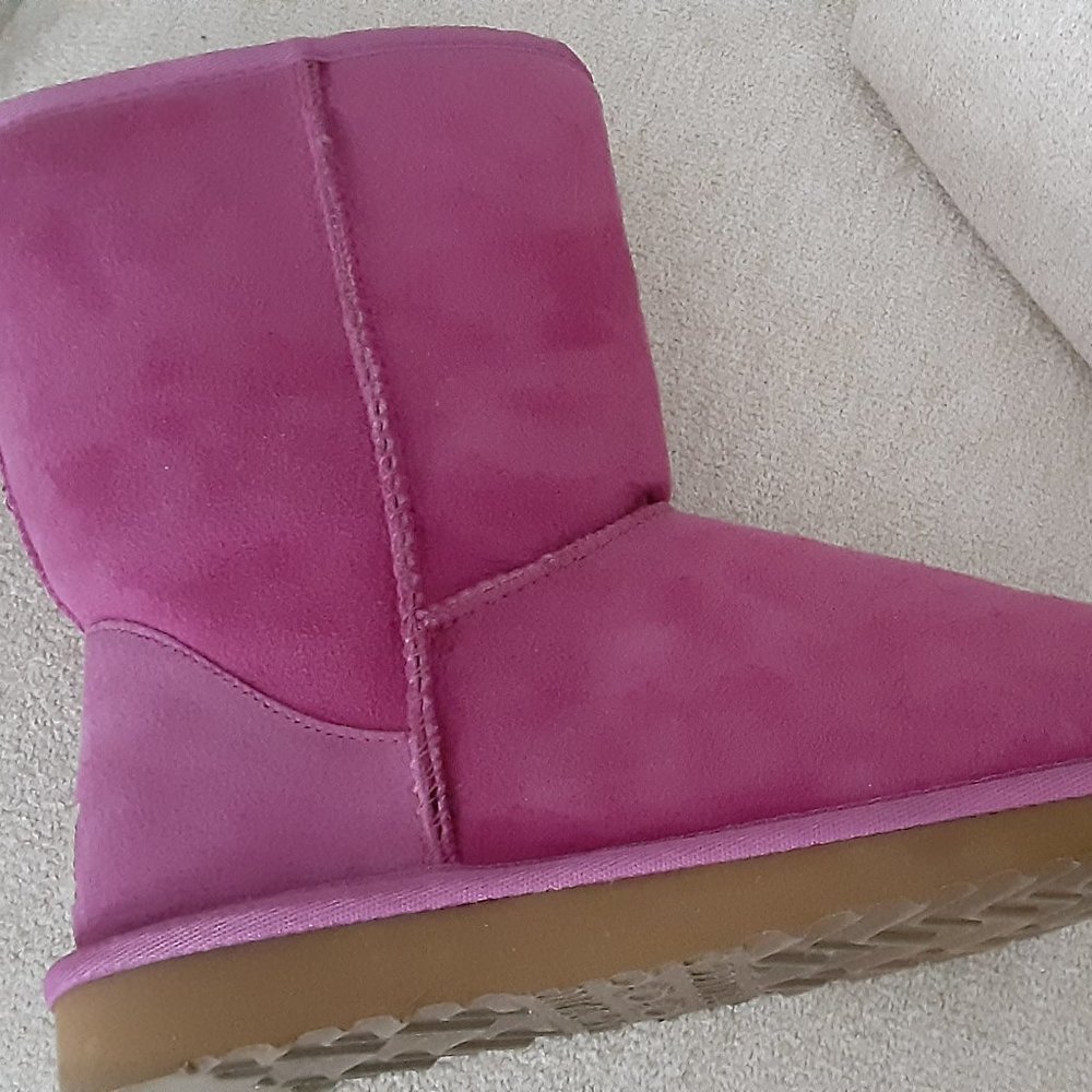 *NEW* UGG Classic Short Boot in Fuchsia!